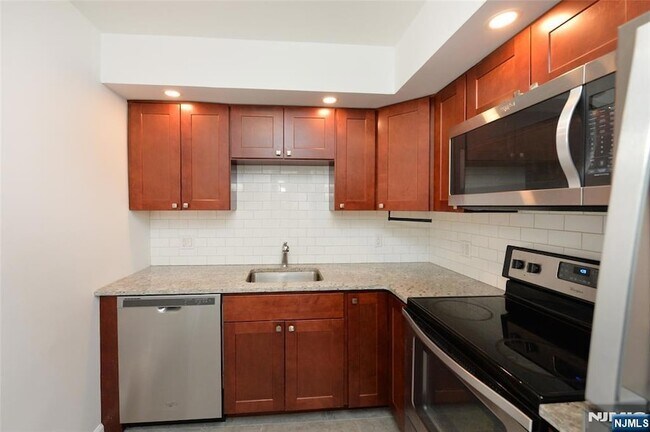 Building Photo - 20-30 Ridge Road Unit A8