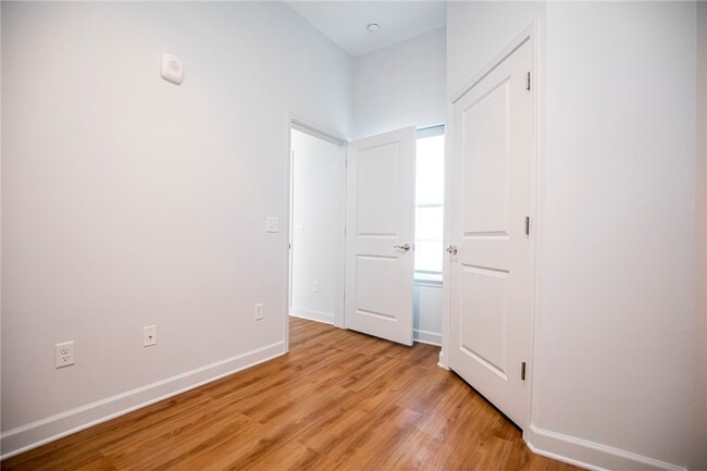 Building Photo - 904 Garland Ave