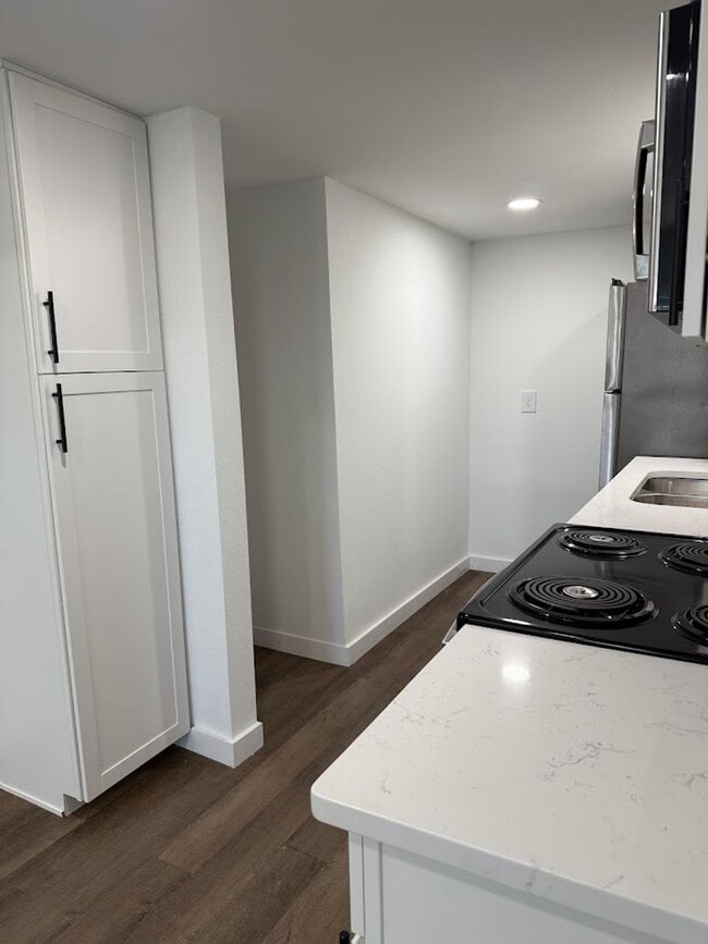 Building Photo - Remodeled Private San Pedro Square Studio