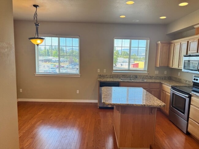 Building Photo - 3 LEVEL CONDO W/ UPGRADES, GARAGE/ FENCED ...