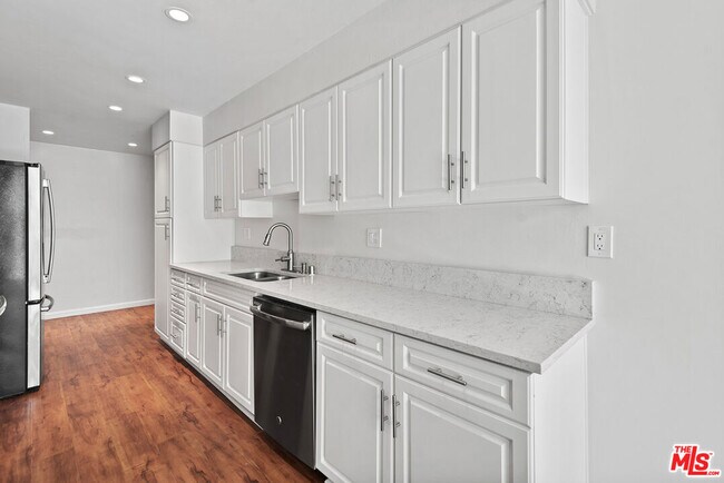 Building Photo - 1340 S Beverly Glen Blvd