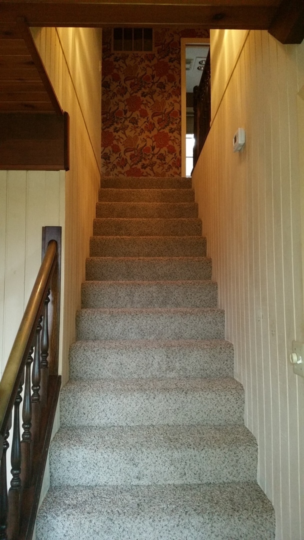 Building Photo - Occupied, do not disturb tenants. 1950's Craftsman 2br 2ba duplex on two levels, lawncare provide...