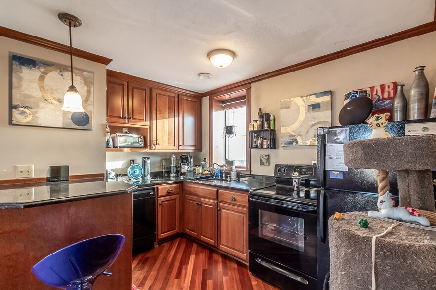 Building Photo - 111 E Cherry St