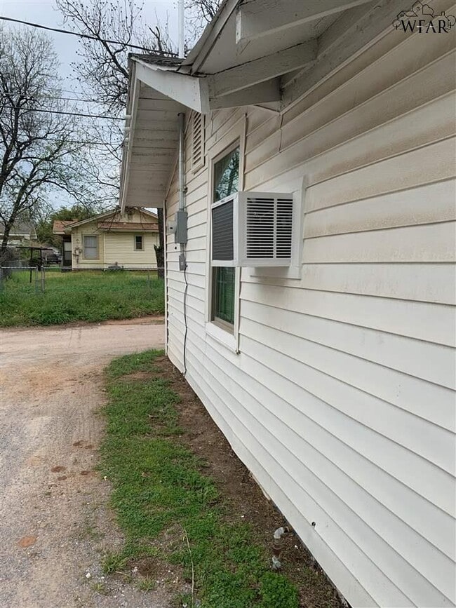 Building Photo - 1704 Pearl Ave