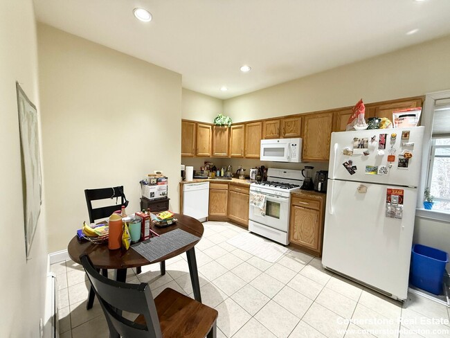 Building Photo - Nice and Spacious 2BR in Fort Hill!