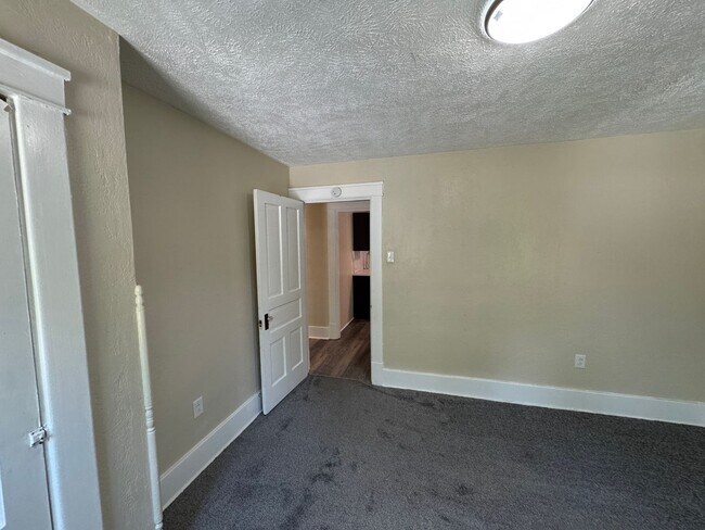 Building Photo - Center Avenue Triplex