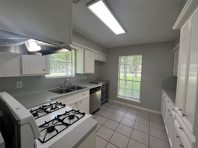 Building Photo - 2402 Fawnwood Ln