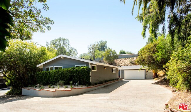 Building Photo - 935 N Kenter Ave
