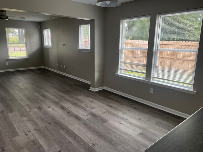 Building Photo - Move-in Special! 1/2 off first month's rent!