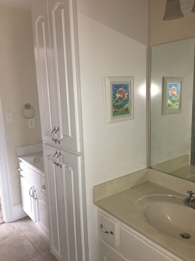 Building Photo - Beautiful, Custom-Built Home in Established & Coveted MOWAT HIGHLANDS!