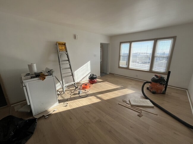 Building Photo - 412-412 N Lake St