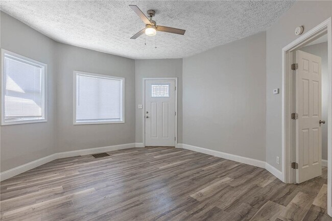 Building Photo - 539 S Monroe St