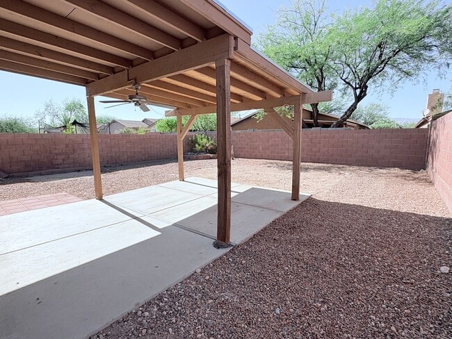Building Photo - 3-bedroom, 2-bathroom home with walled bac...