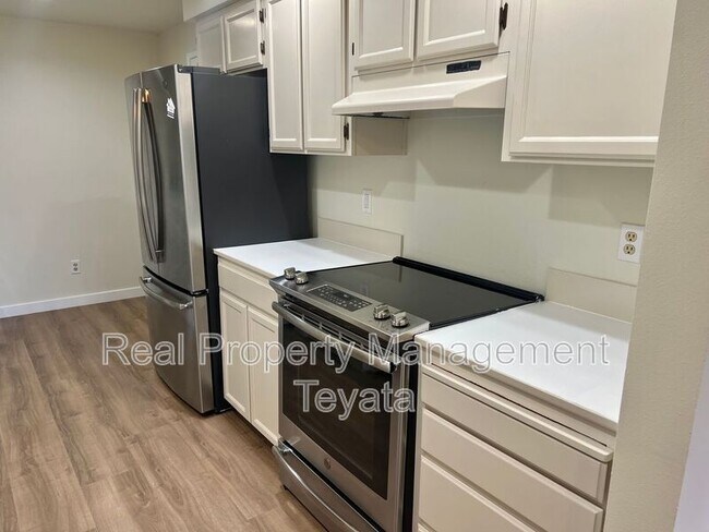 Building Photo - 902 S 22nd Ct