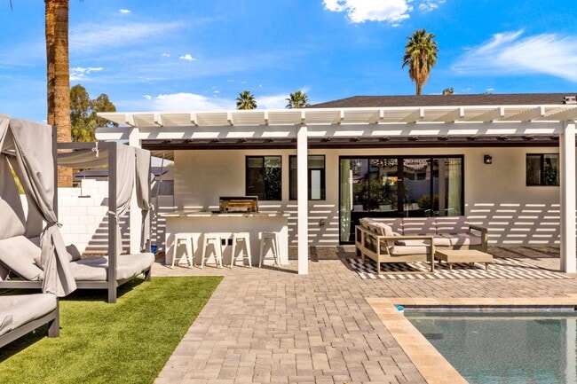 Building Photo - 4633 N 49th Pl