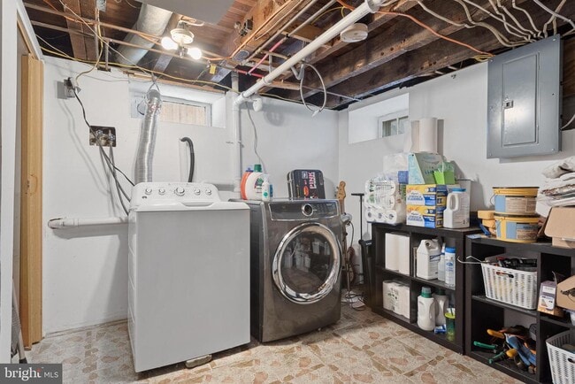 Building Photo - 153 E Ross St