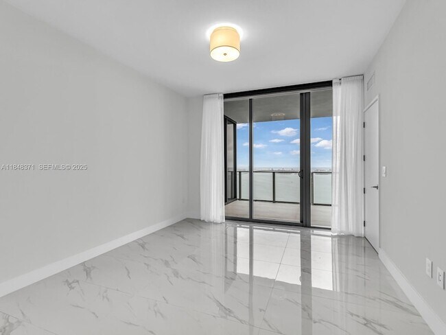 Building Photo - 700 NE 24th St