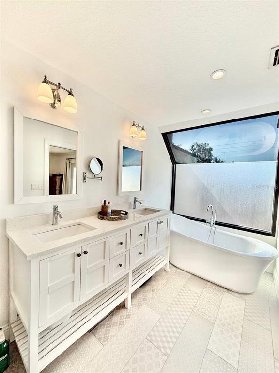 Building Photo - 162 E Davis Blvd