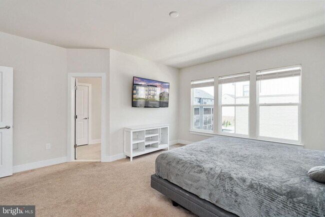 Building Photo - 1747 Riverbluff Ave