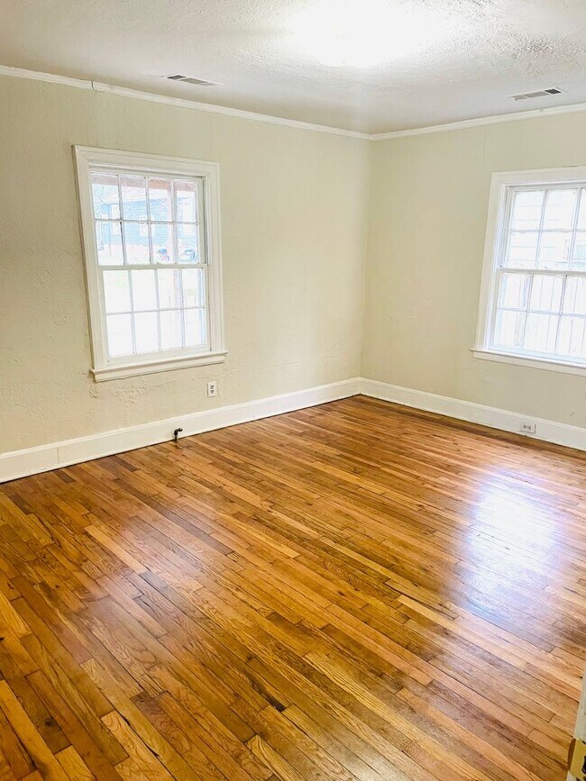 Building Photo - ** 3 bed 1 bath located close to Jackson Hospital ** Call our self showing number to schedule a t...