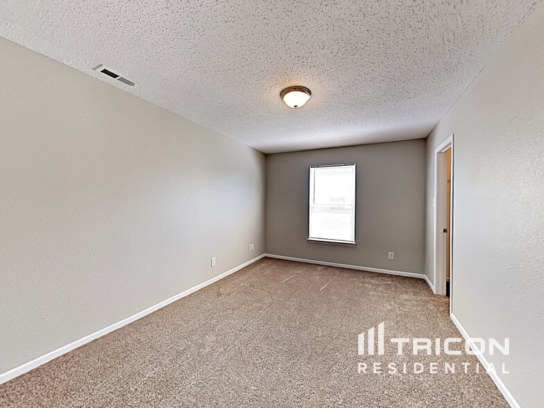 Building Photo - 6880 W Littleton Dr