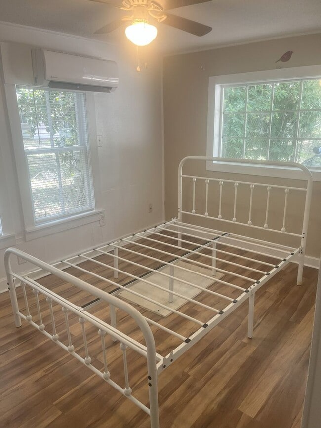 Building Photo - 1 bed 1 bath near UF law school