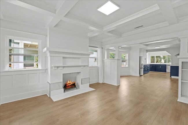 Building Photo - Fully Renovated 3 Bed 2 Bath Craftsman In ...