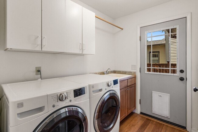 Building Photo - Spacious 3-Bedroom Home in Sought-After Valley West