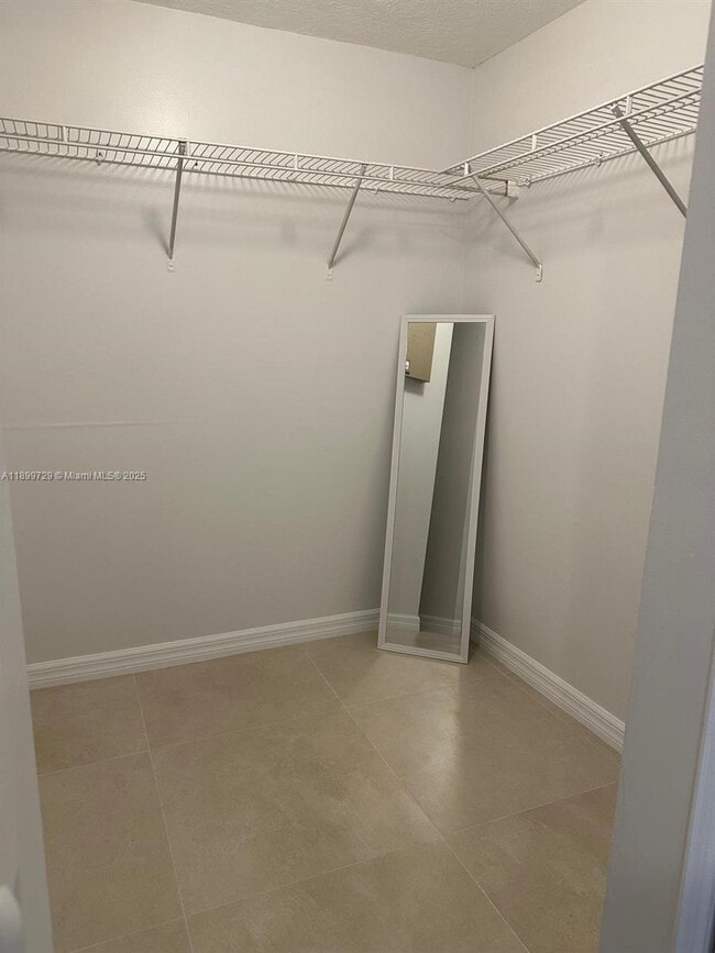 Building Photo - 1270 SE 28th Ct