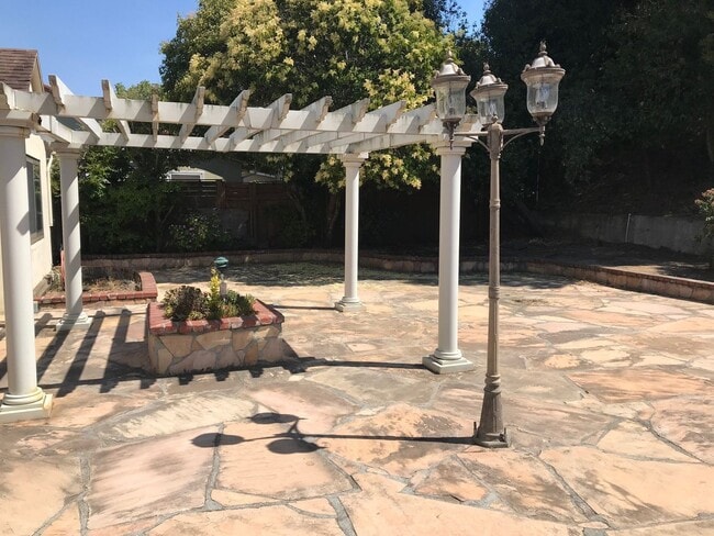 Building Photo - Indoor/outdoor living, spacious 4/2 on a quiet street in Mills Estates