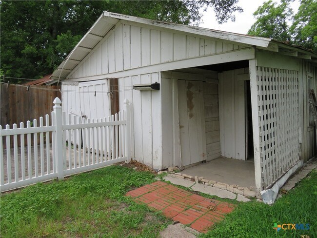 Building Photo - 610 E Krezdorn St