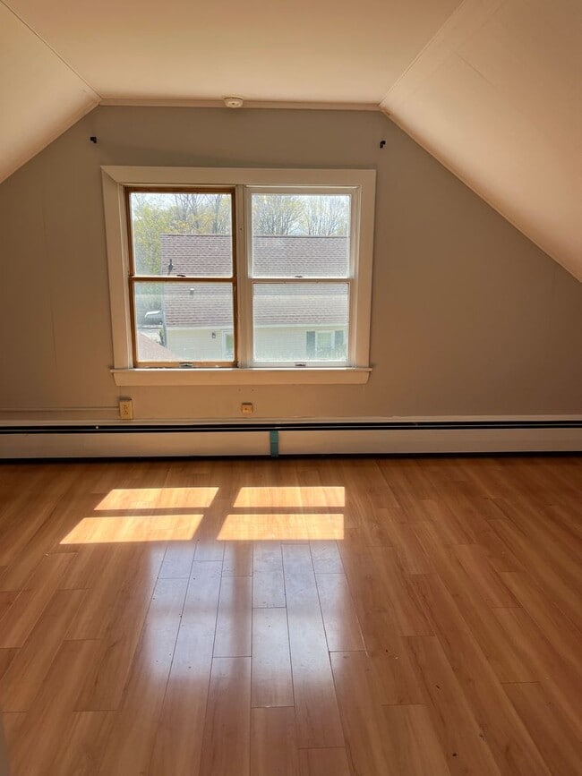 Building Photo - Three Bedroom Cape for Rent in Great Portland Neighborhood!