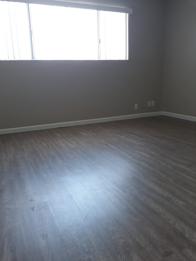 Building Photo - 3 Bed/ 1 Bath San**$2495**