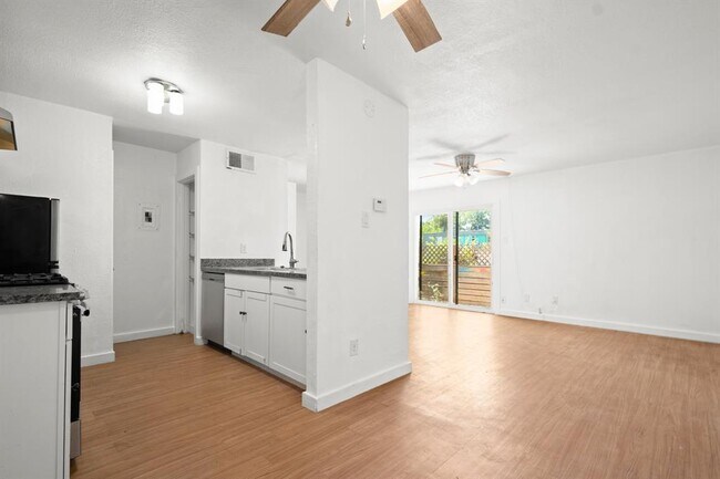 Building Photo - 300 E Croslin St