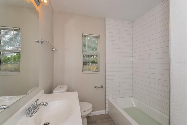 Building Photo - 4542 Tarpon Dr