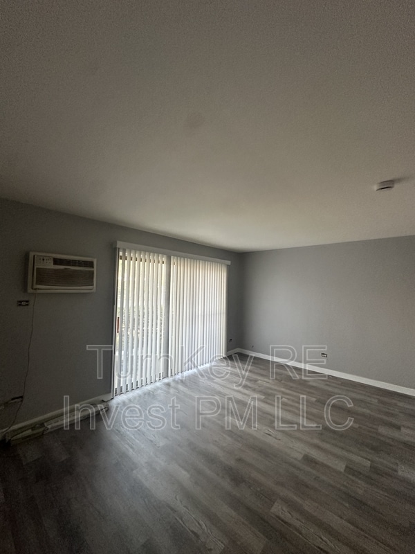 Building Photo - 1015 E 150th Pl