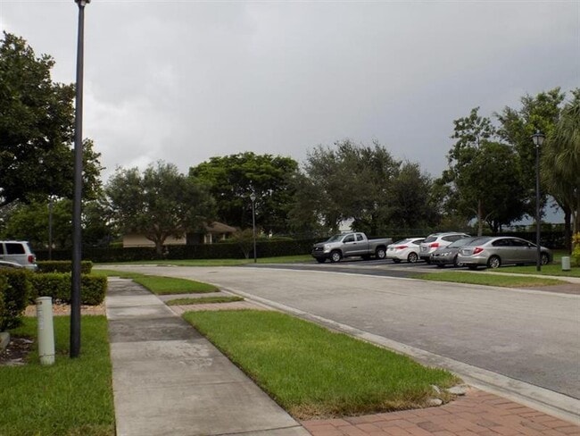 Building Photo - 3331 Lakeside Dr