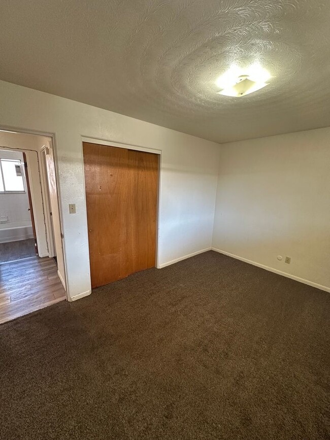 Building Photo - LE2012