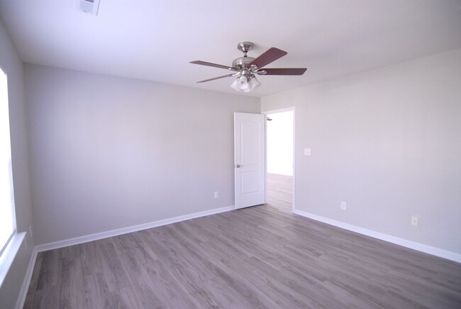 Building Photo - Immaculate maintained 3 bedroom 2 bathroom...