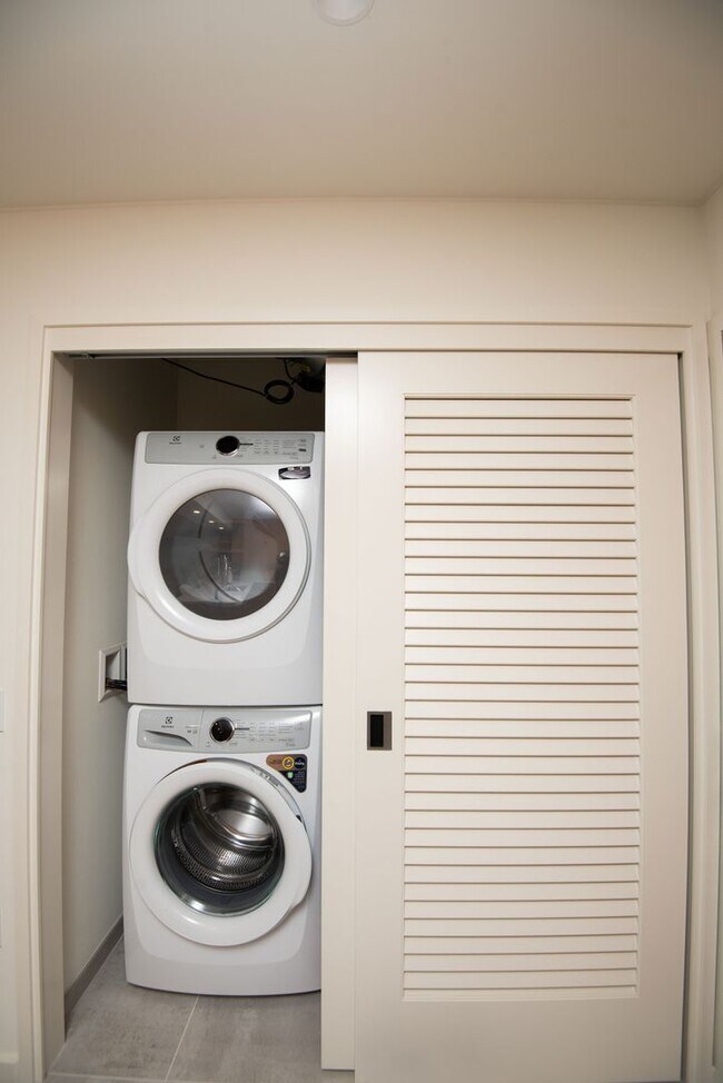 Building Photo - SKY ALA MOANA ONE BEDROOM AVAILABLE NOW