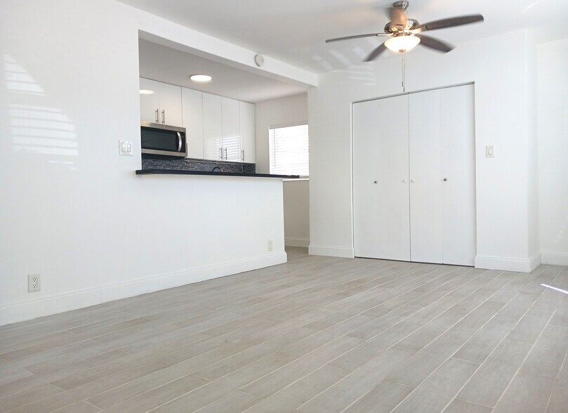 Building Photo - 4051 N Ocean Dr