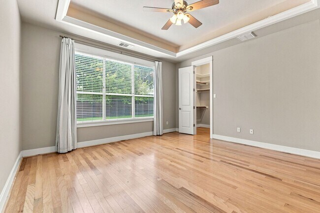 Building Photo - 305 Zennia St