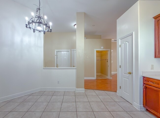 Building Photo - 3327 Dartmouth Dr