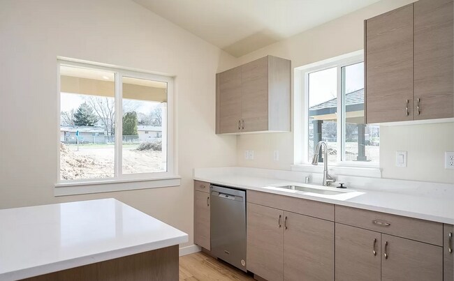 Building Photo - 123 9th Ave