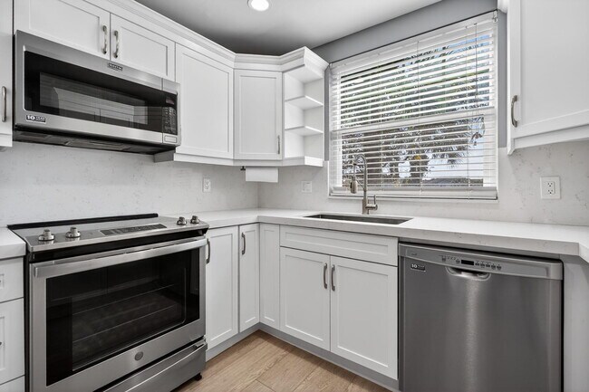 Building Photo - 805 Mainsail Cir