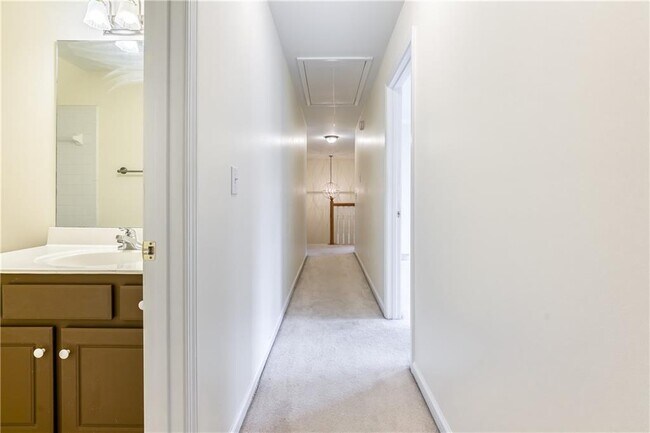 Building Photo - 2232 Woodbriar Dr