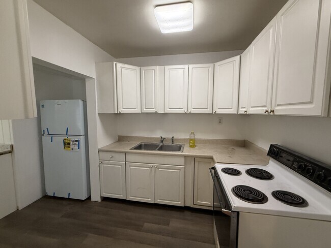 Building Photo - 656 NE Lake Dr