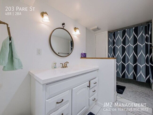 Building Photo - 203 Pare St