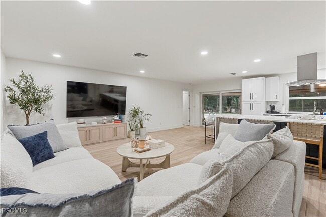 Building Photo - 2412 La Salle Ave