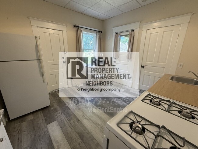 Building Photo - 216 Lafayette Ave NE